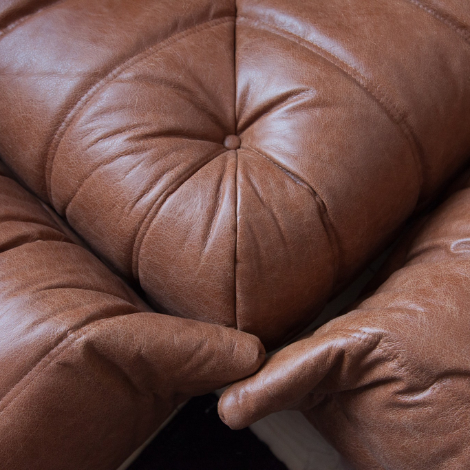 Togo vintage brown leather, detal pikowanej skóry Kentucky, Michel Ducaroy, Ligne Roset