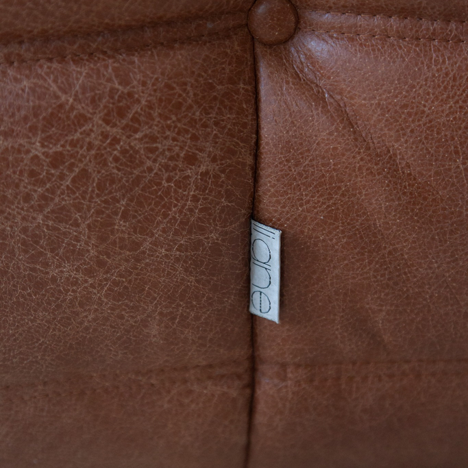 Togo vintage brown leather, detal skóry z metką Ligne Roset, Michel Ducaroy