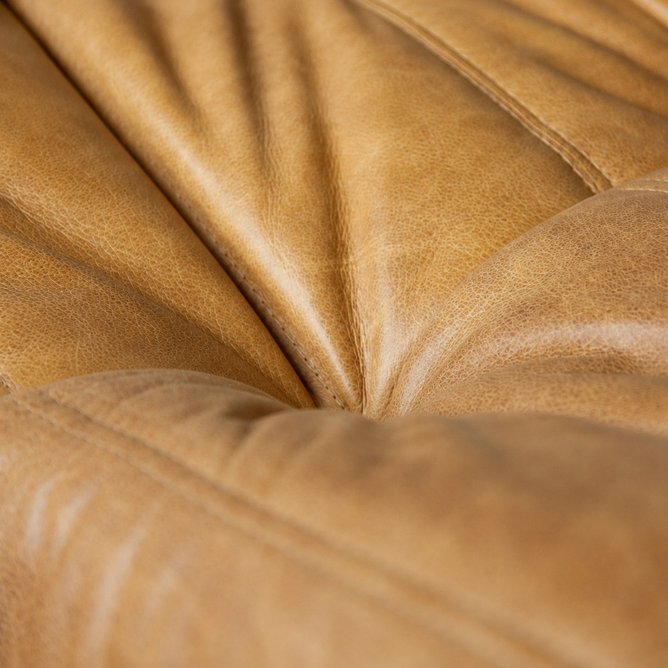 Detal sofy Togo vintage w skórze camel, pikowane siedzisko, proj. Michel Ducaroy dla Ligne Roset, lata 70.