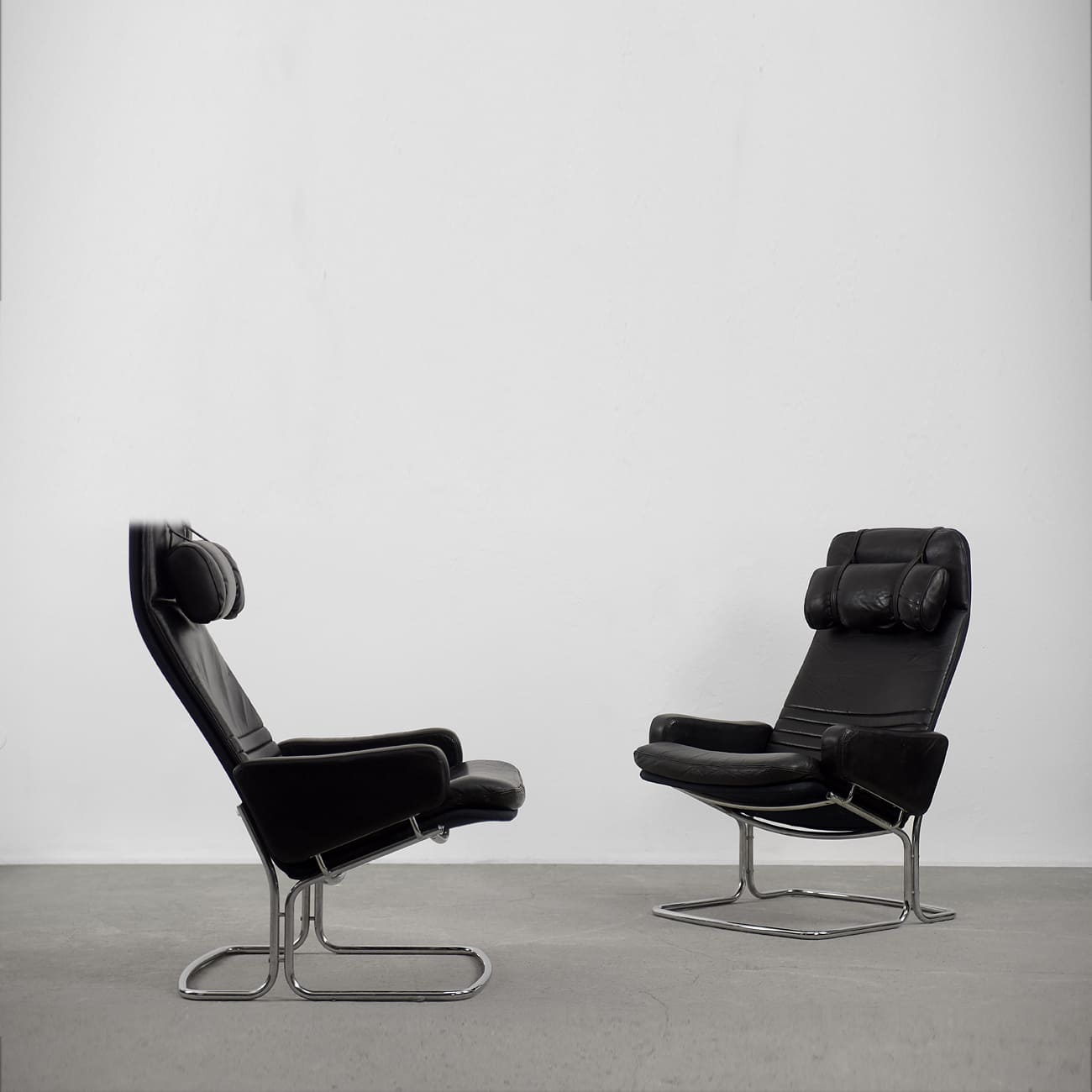 leather-pair-of-chairs-70s