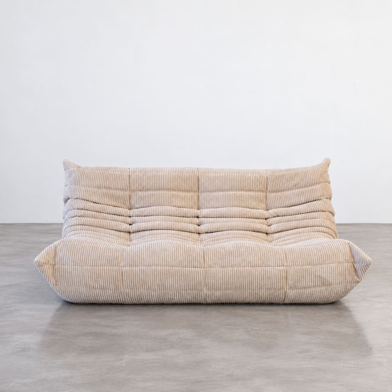 Beżowa sofa Togo 3-osobowa w sztruksie, centralne ujęcie szerokiego siedziska i podzielonego oparcia