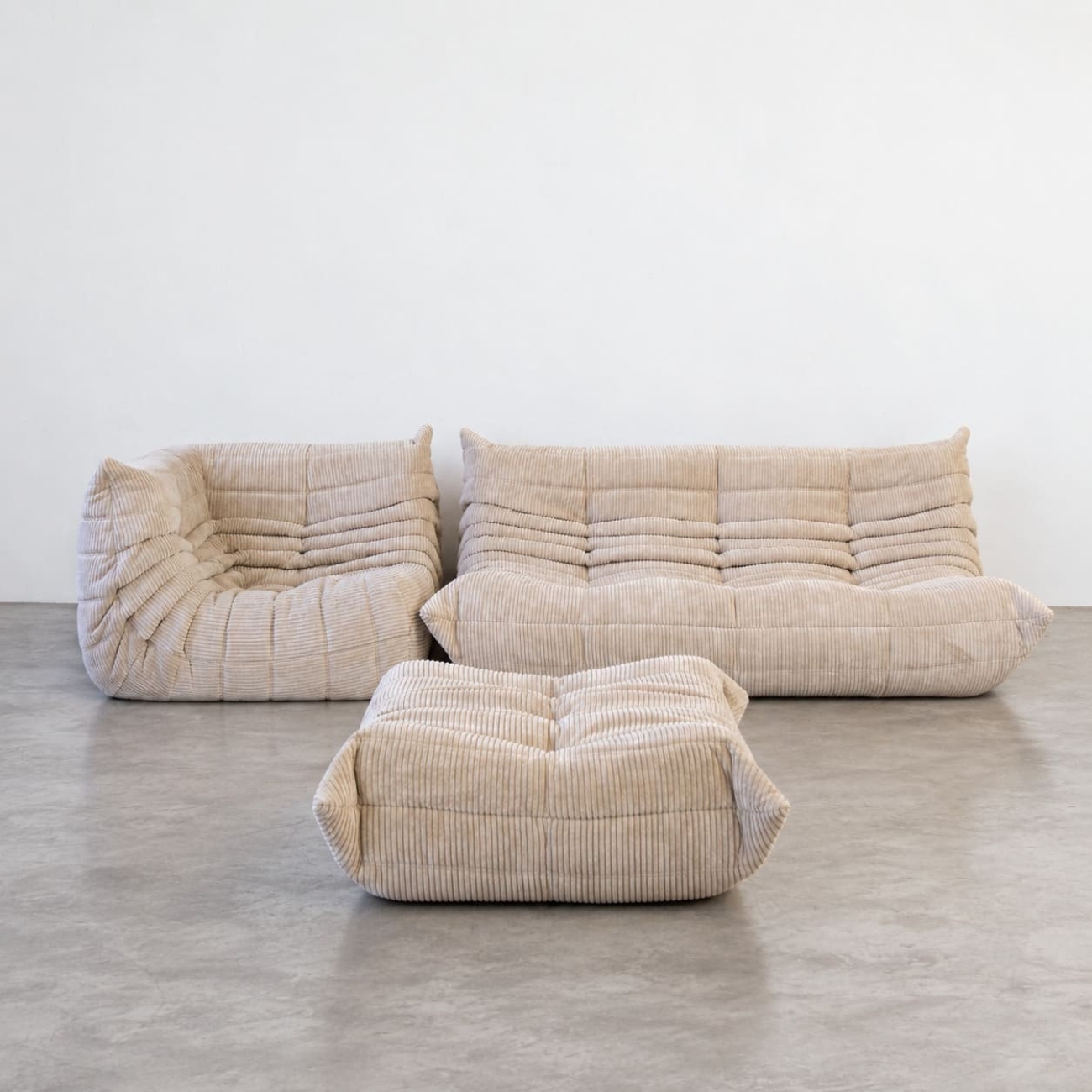 Zestaw Togo w beżowym sztruksie: sofa 3-osobowa, sofa narożna i puf