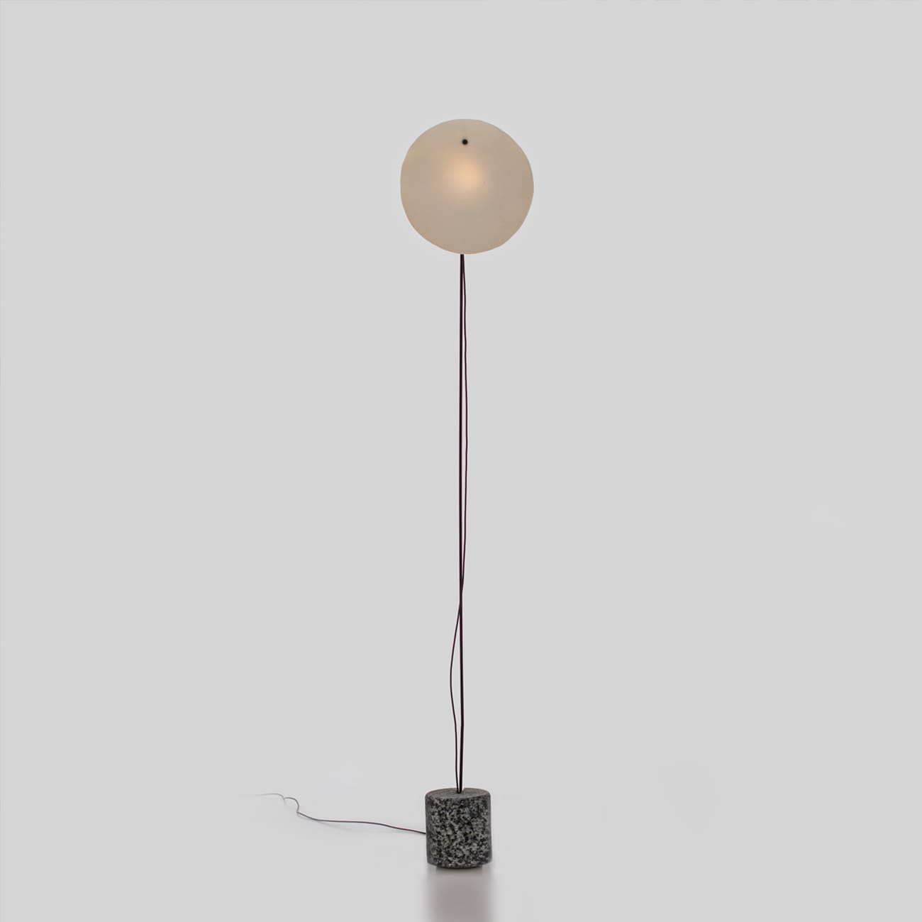 minimalistyczna-lampa-stolowa-talerz-tiinii