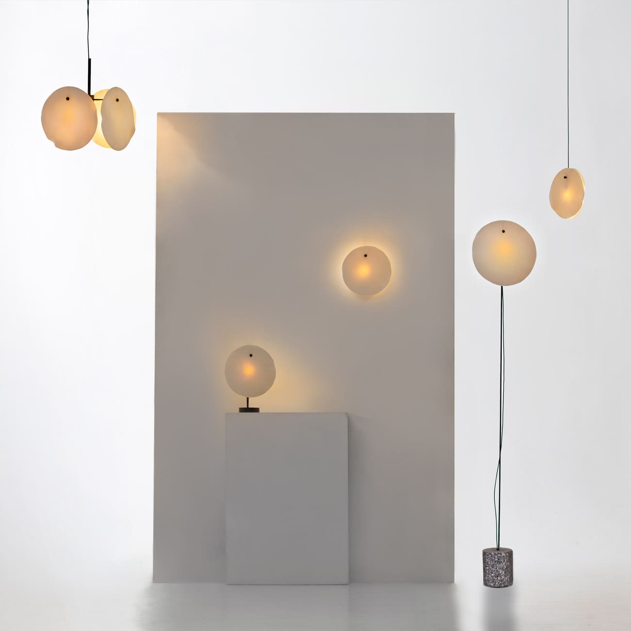 minimalistyczna-wiszaca-lampa-talerz-tiinii