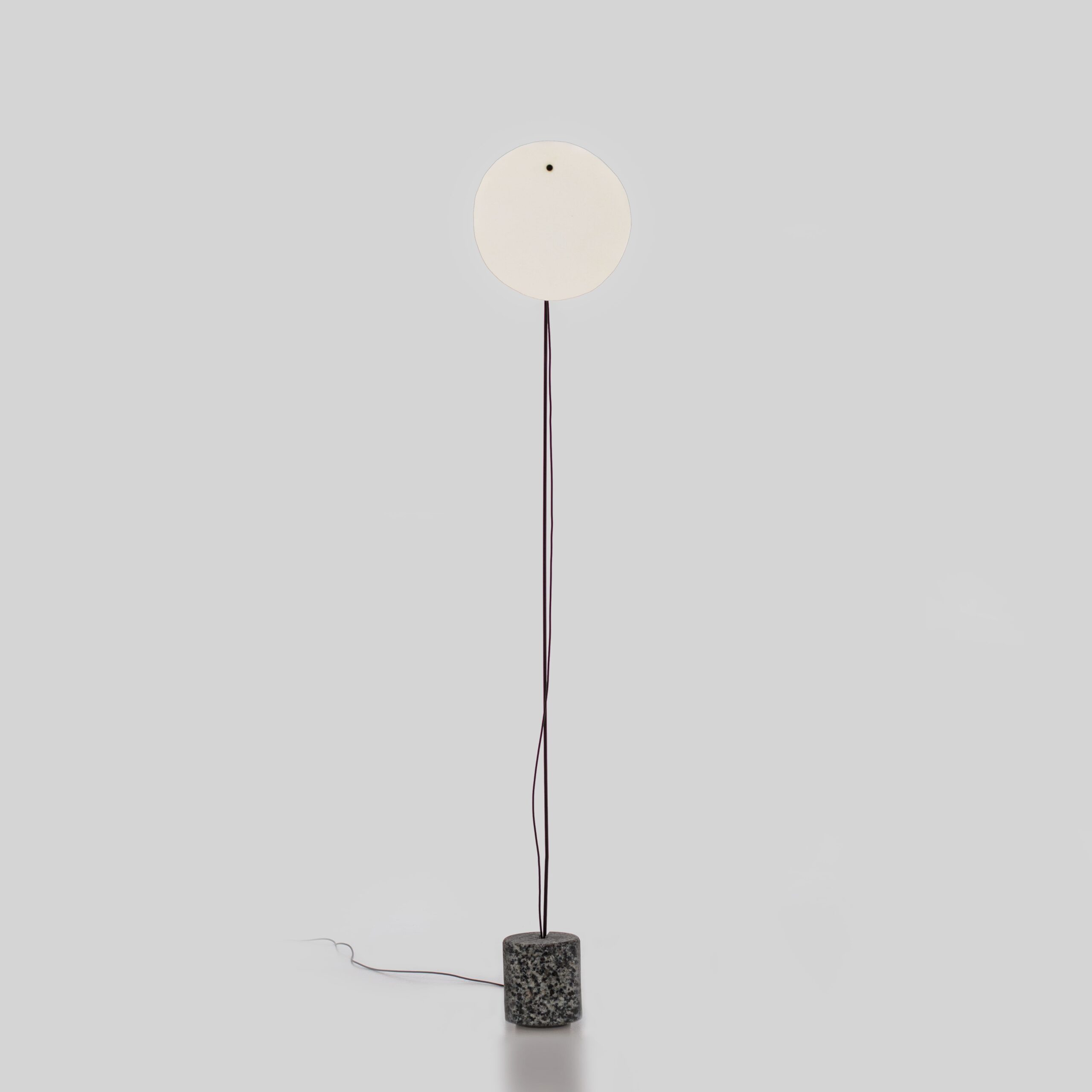 minimalistyczna-lampa-podlogowa-talerz-tiinii