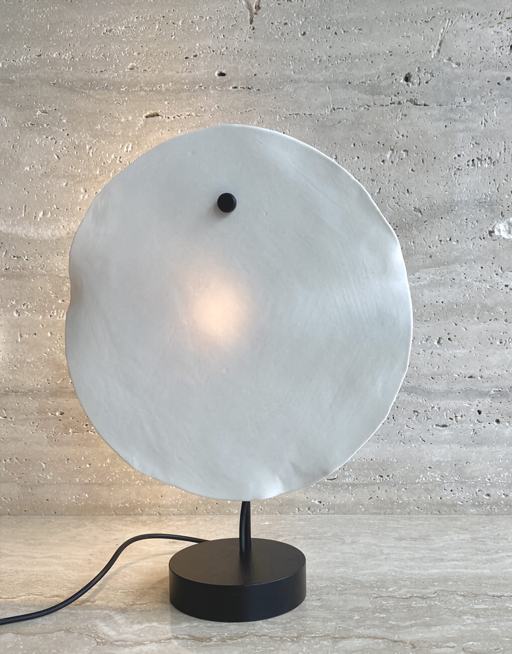 minimalistyczna-lampa-podlogowa-talerz-tiinii