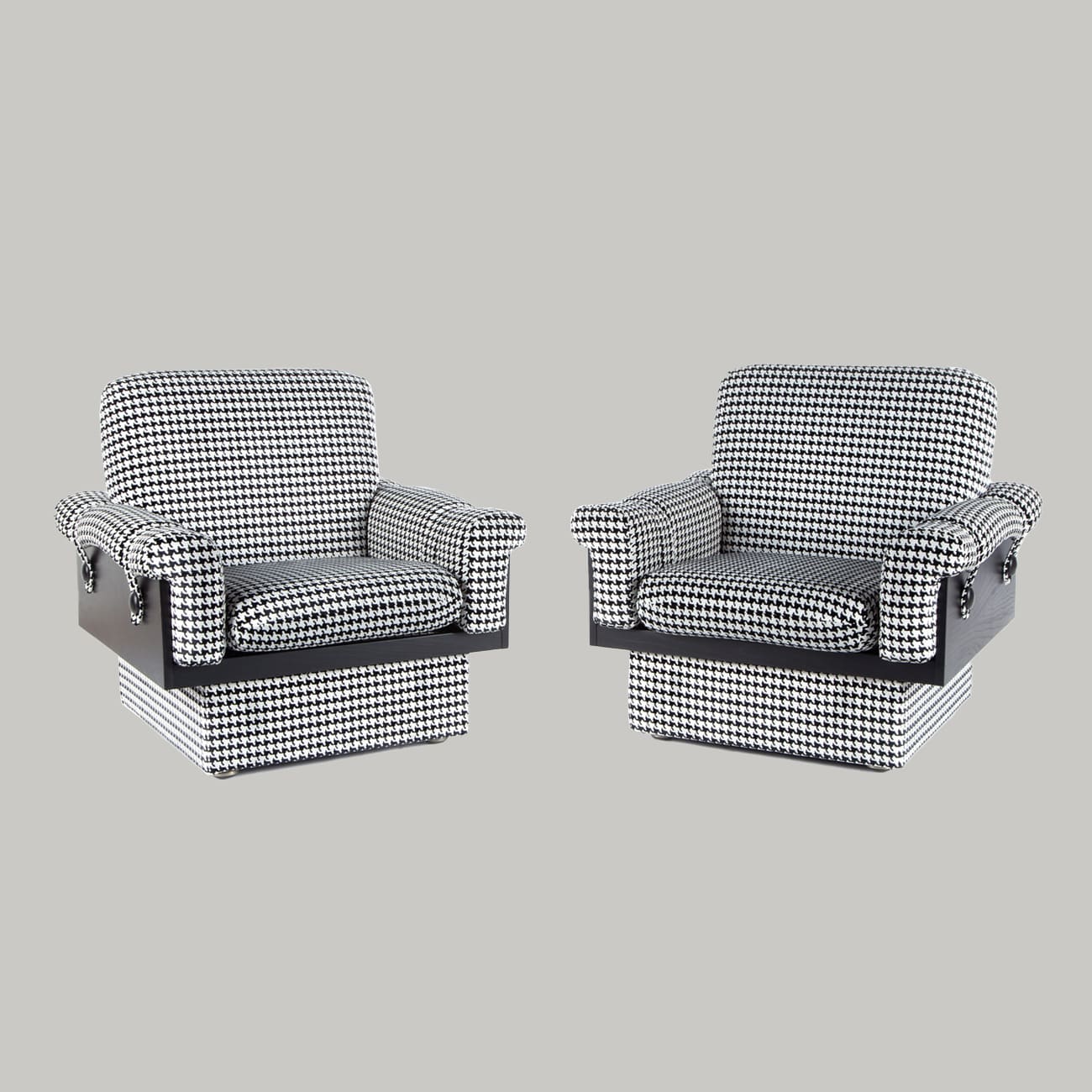 pair-of-modernist-lounge-chairs