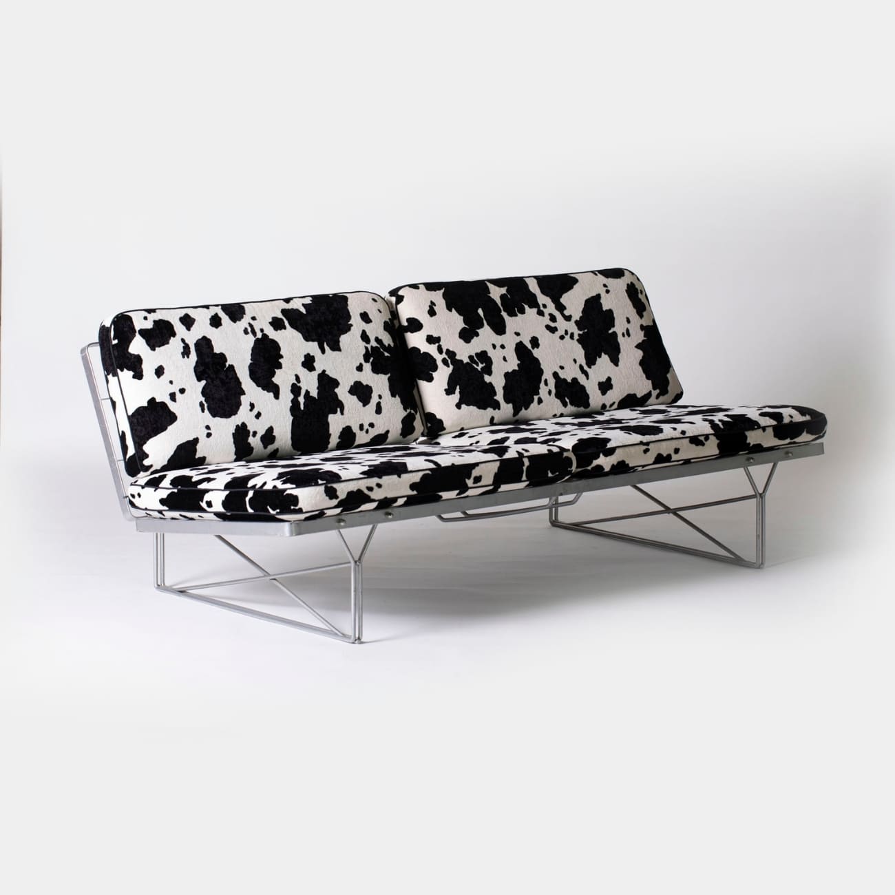 sofa-ikea-zwierzecy-print-tapicerka-chromowana-konstrukcja-nowoczesny-design