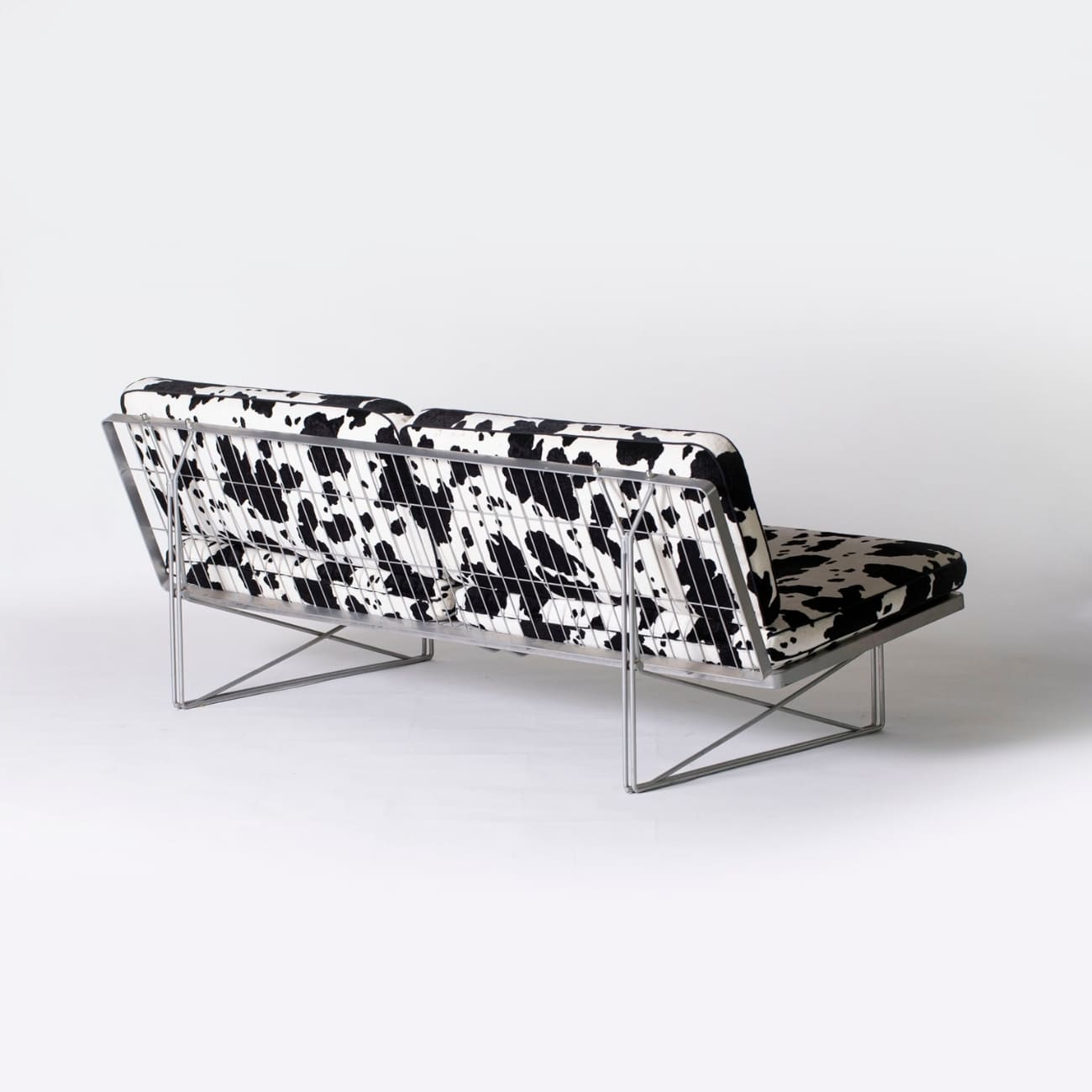 sofa-ikea-zwierzecy-print-tapicerka-chromowana-konstrukcja-nowoczesny-design