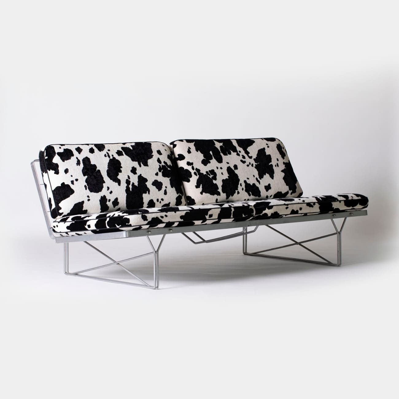 sofa-ikea-zwierzecy-print-tapicerka-chromowana-konstrukcja-nowoczesny-design