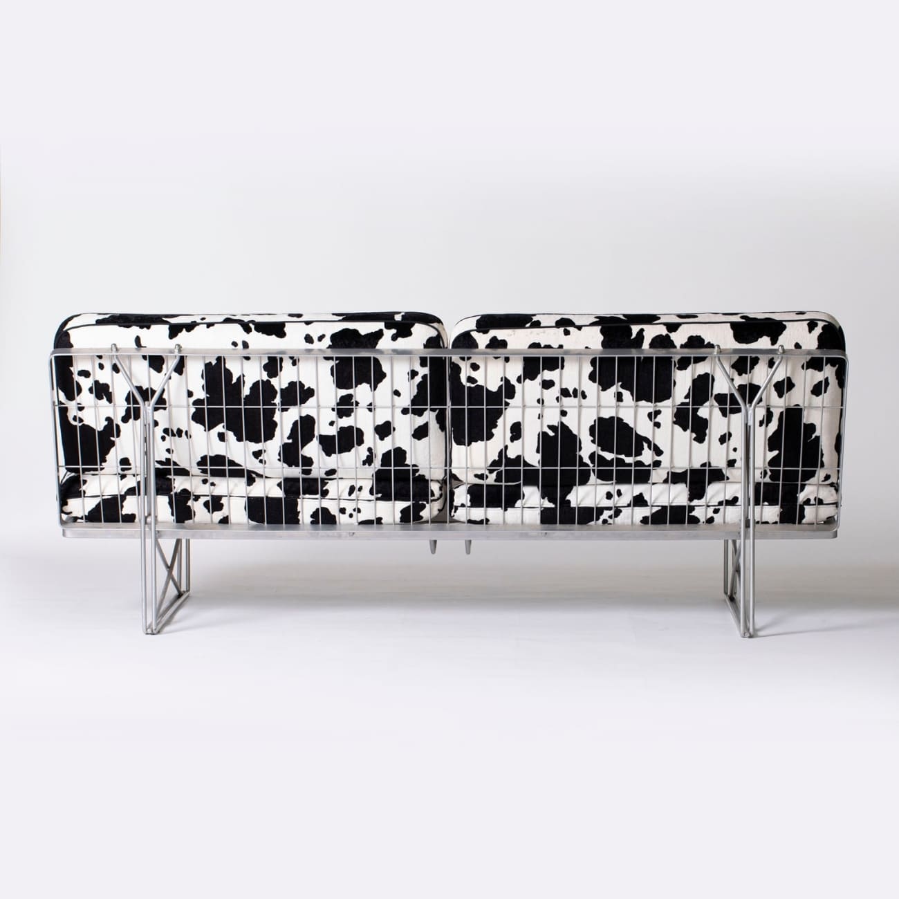 sofa-ikea-zwierzecy-print-tapicerka-chromowana-konstrukcja-nowoczesny-design