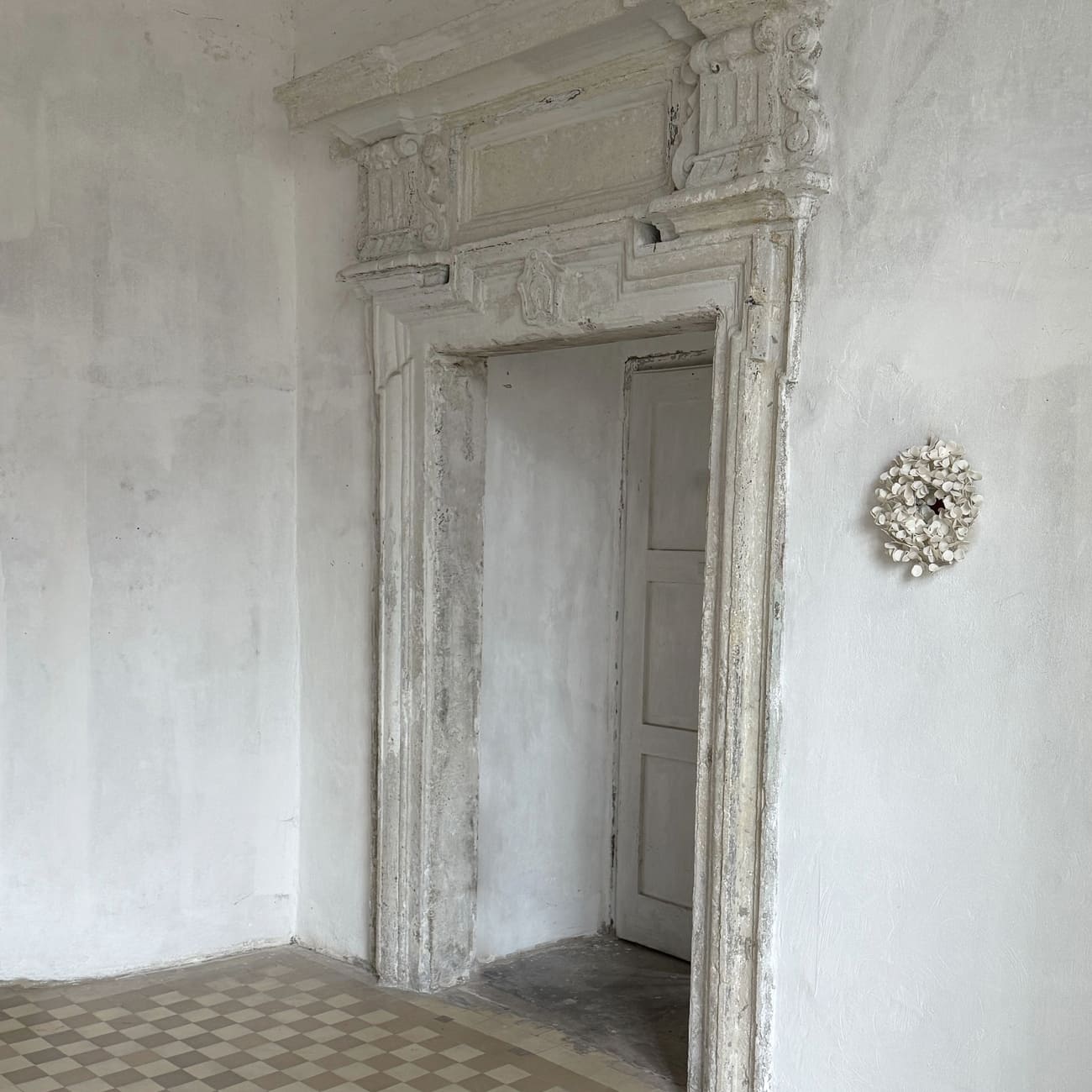 wall-mirrior-flower-shape-collectible-design