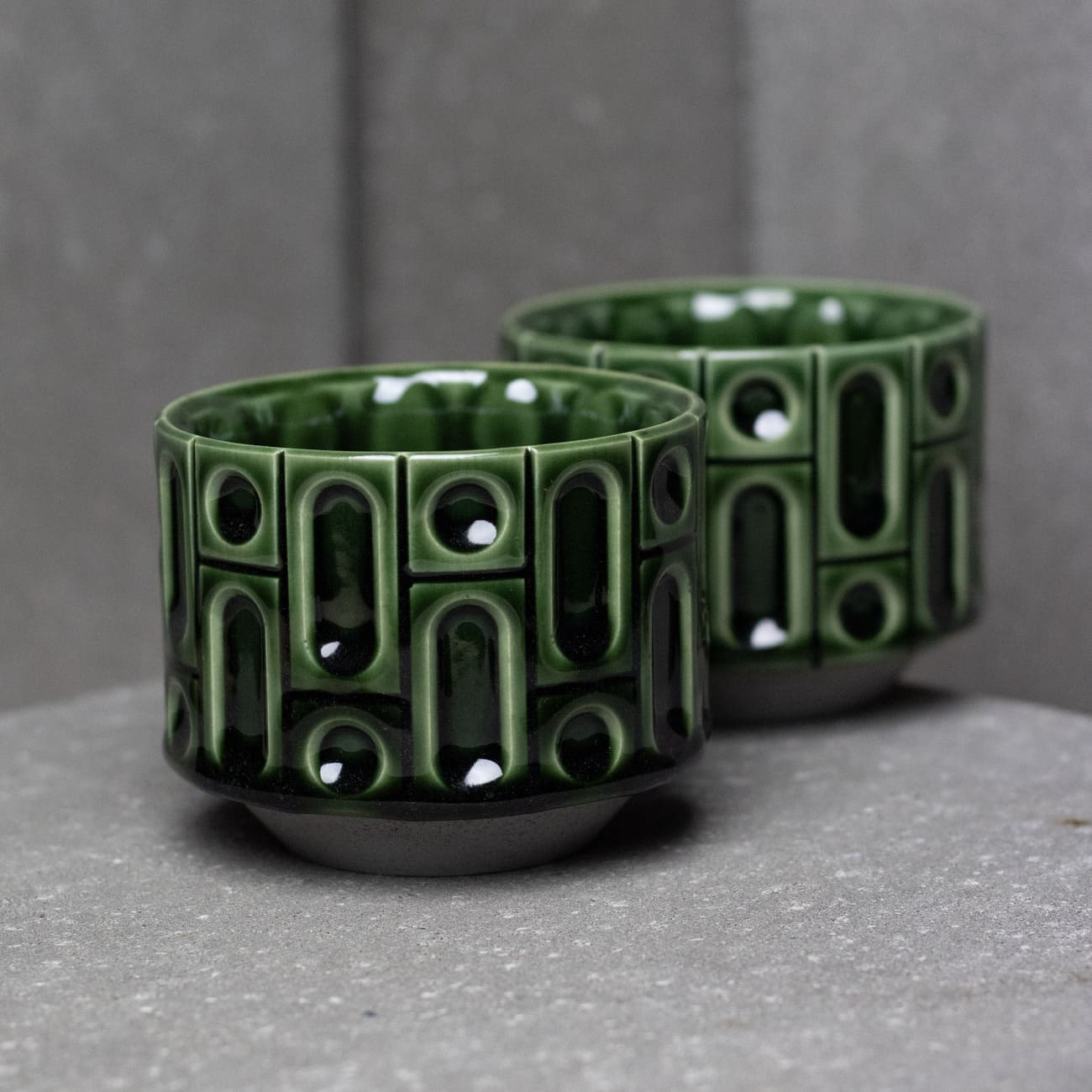 ręcznie wykonany kubek ceramiczny Yird Studio – zielona porcelana w stylu brutalistycznym, kolekcja maybel, design z Polski