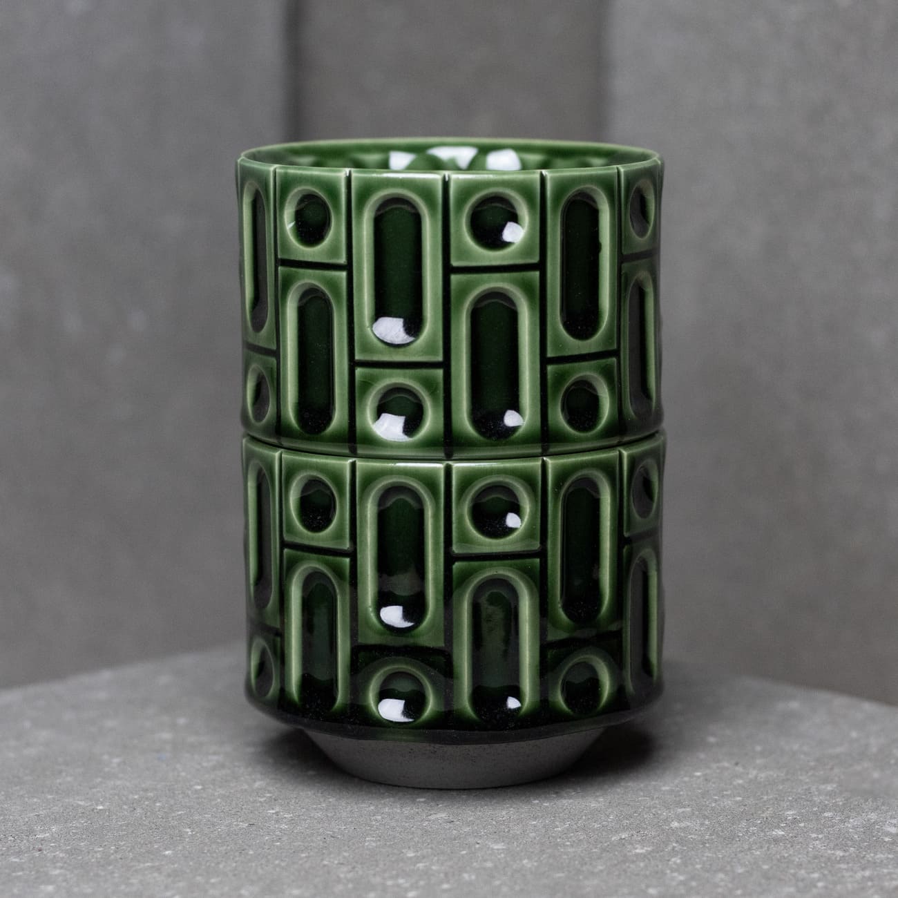 ręcznie wykonany kubek ceramiczny Yird Studio – zielona porcelana w stylu brutalistycznym, kolekcja maybel, design z Polski