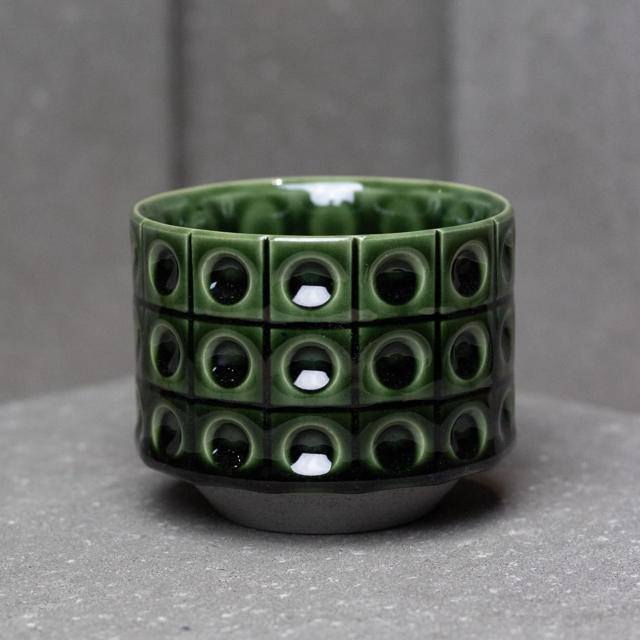 ręcznie wykonany kubek ceramiczny Yird Studio – zielona porcelana w stylu brutalistycznym, kolekcja maybel, design z Polski