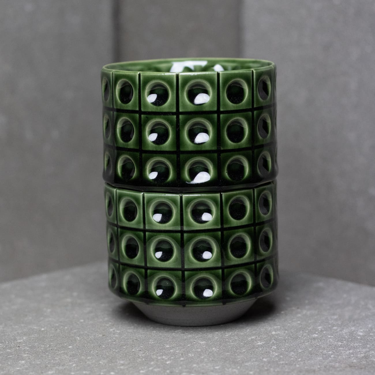 ręcznie wykonany kubek ceramiczny Yird Studio – zielona porcelana w stylu brutalistycznym, kolekcja maybel, design z Polski