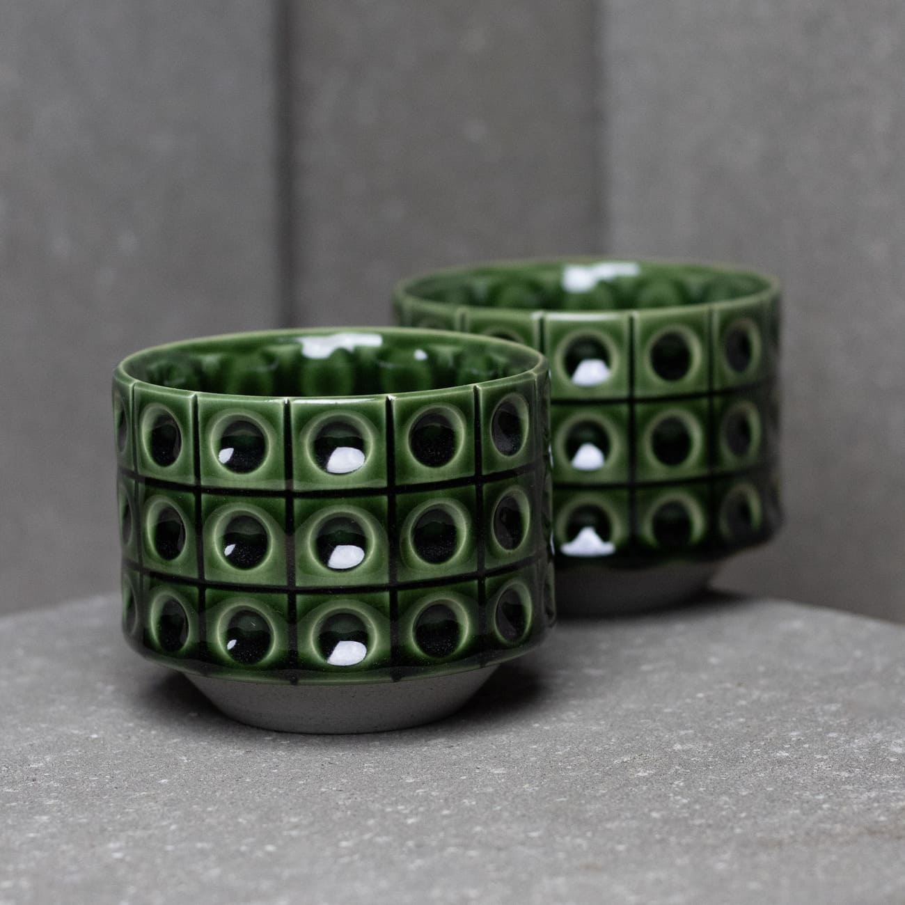 ręcznie wykonany kubek ceramiczny Yird Studio – zielona porcelana w stylu brutalistycznym, kolekcja maybel, design z Polski