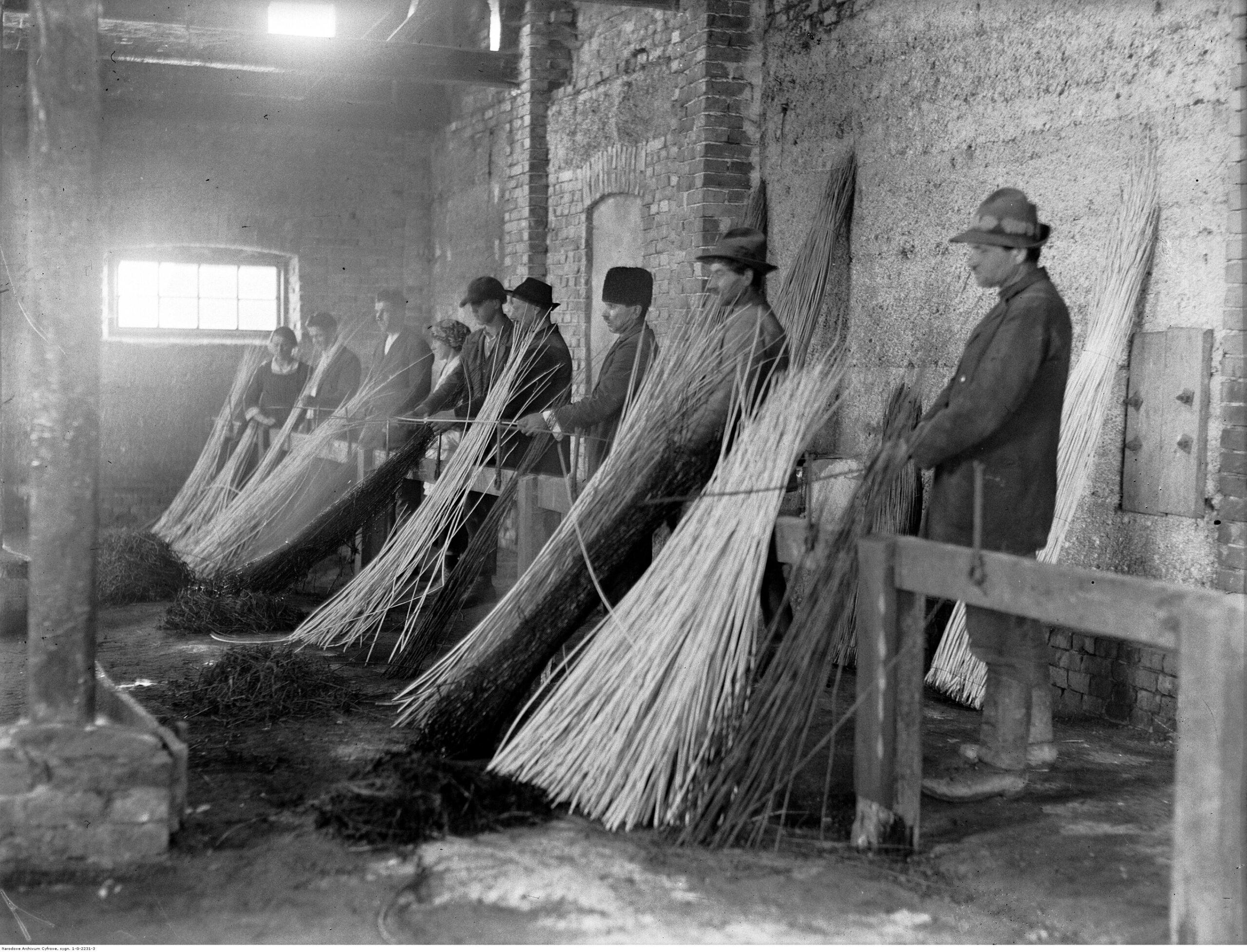 Pracownicy zakładu przeróbki wikliny koszykarskiej w Niepołomicach, archiwalne zdjęcie z 1930 roku