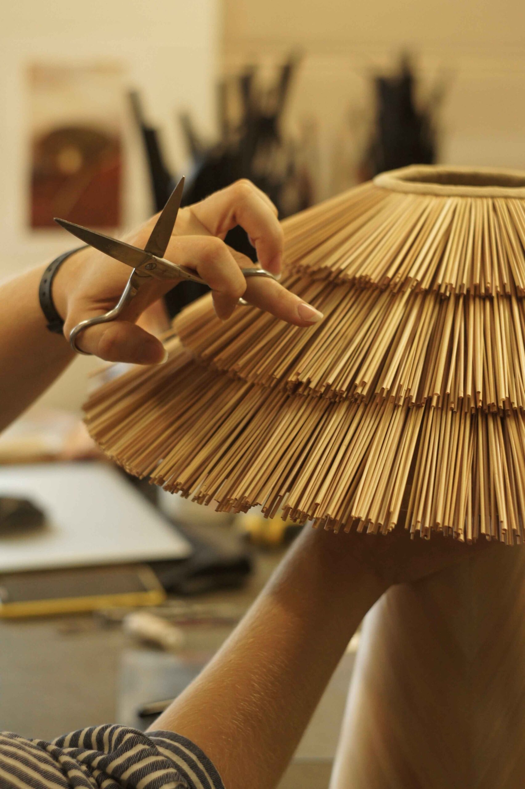 Ręczna praca ze słomą podczas procesu tworzenia obiektu RUDA Studio prezentowanego podczas Craft Days