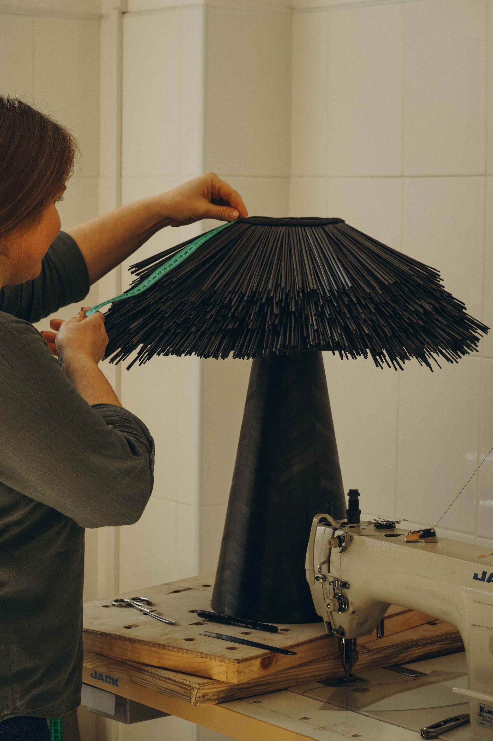 Proces tworzenia lampy Roots of Home Black autorstwa RUDA Studio z widocznym ręcznym opracowaniem formy i proporcji obiektu