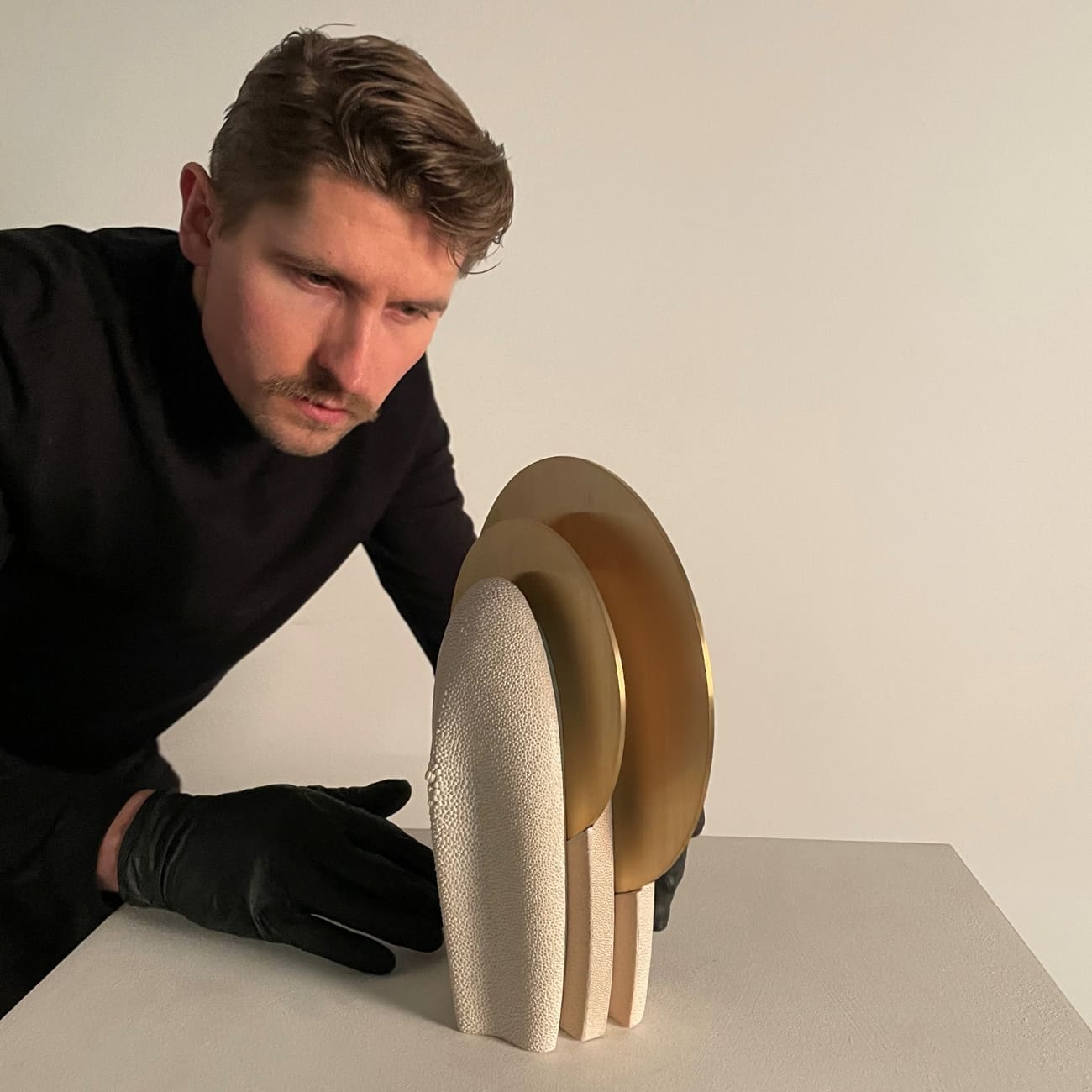 Mateusz Pałucki presenting Mother of the Light during the making process