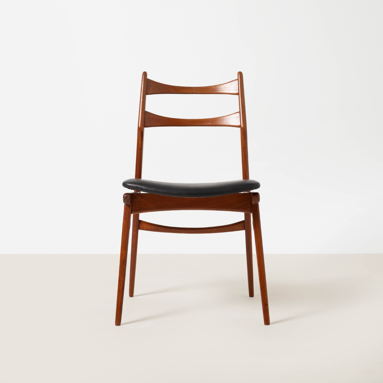 Habeo Boomerang chair, front view.