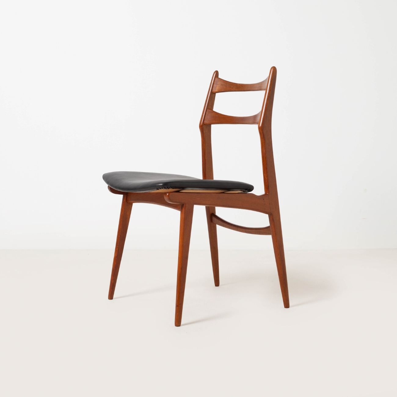 Habeo Boomerang chair, right profile.