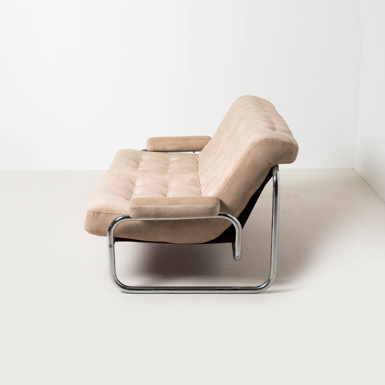 Borkum sofa profile showing the chrome tubular frame.