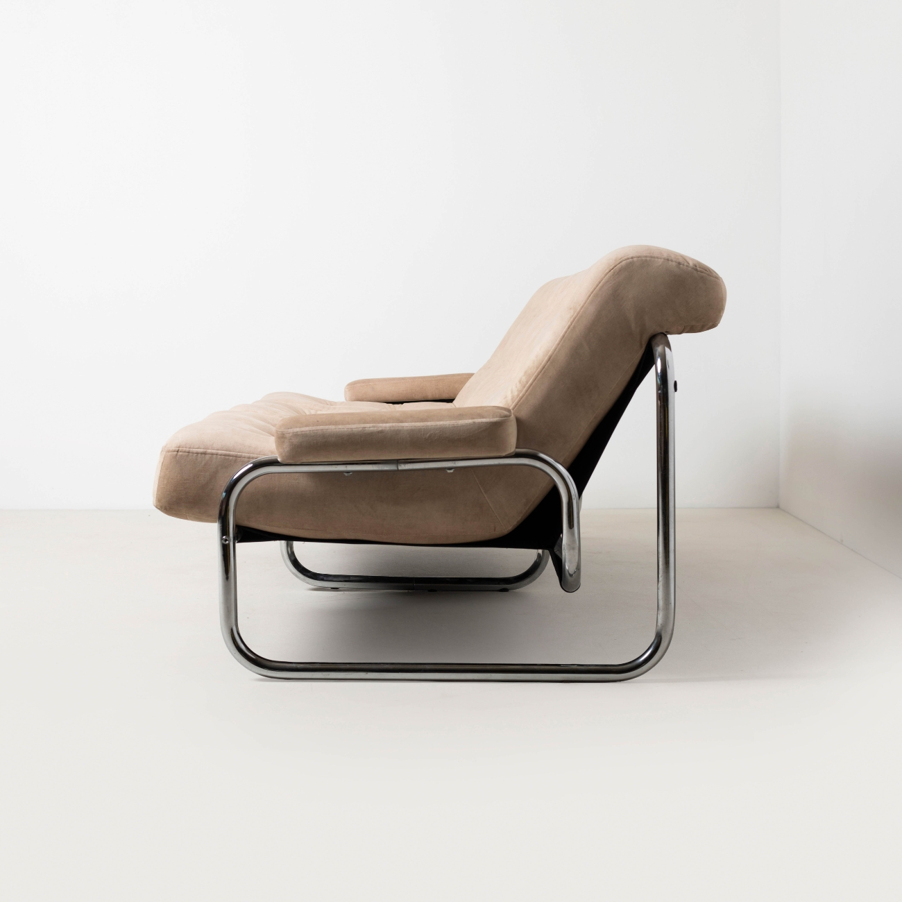 Borkum sofa, side view.