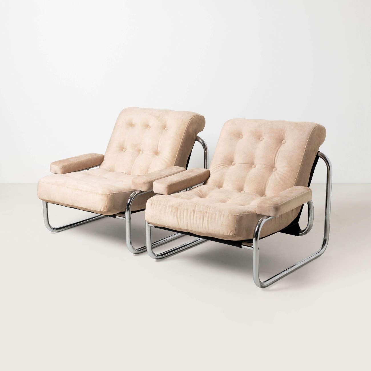 Borkum lounge chairs, front three quarter view.