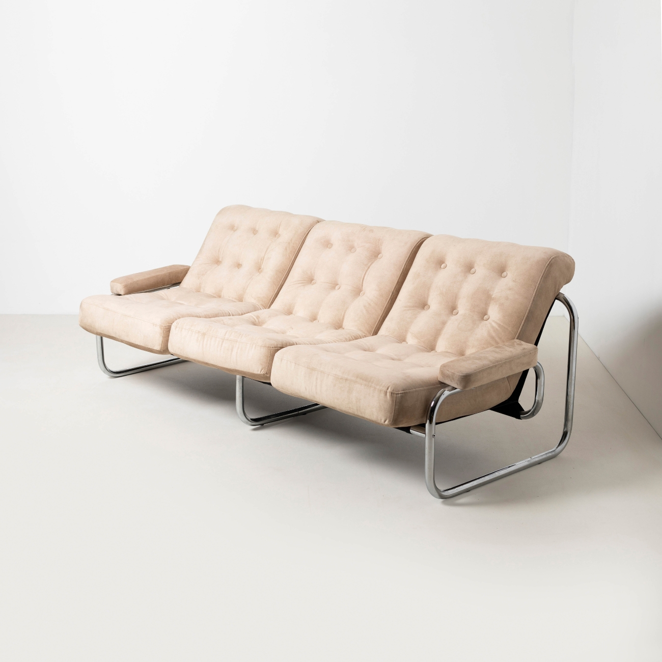 Borkum 3-seater sofa with sand coloured upholstery.