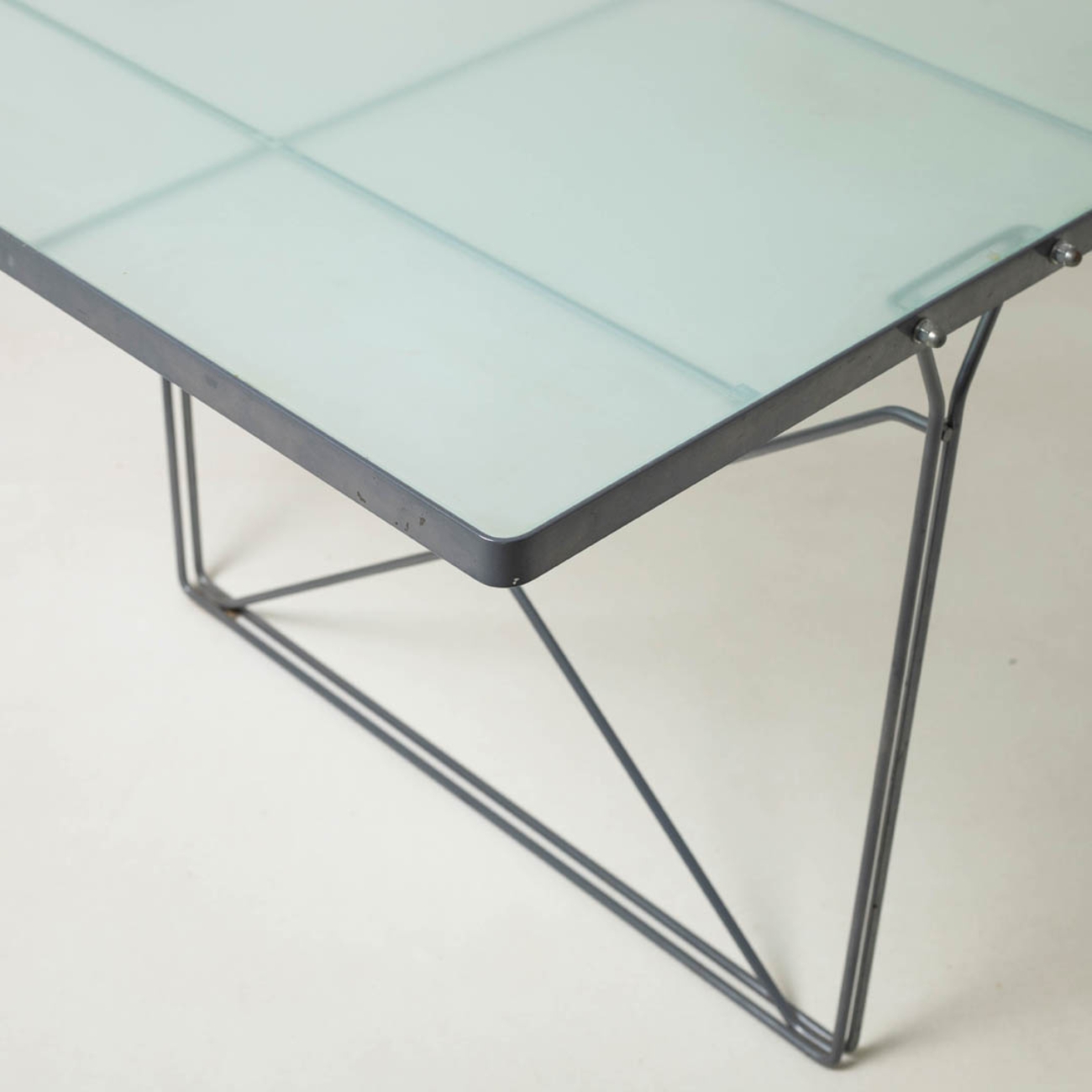 Detail of the table corner and steel supporting frame.