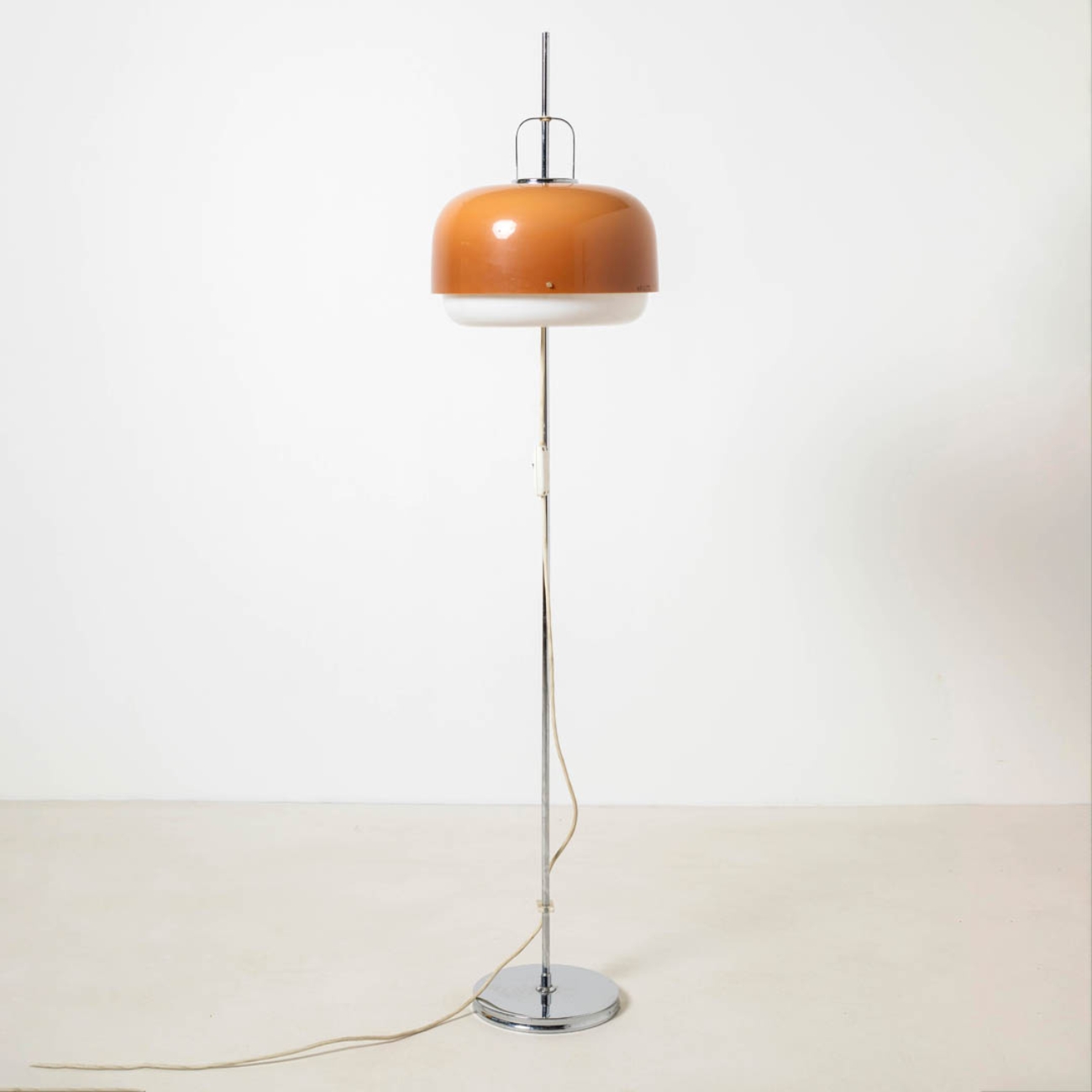 Medusa floor lamp with the telescopic stem extended to a higher position.