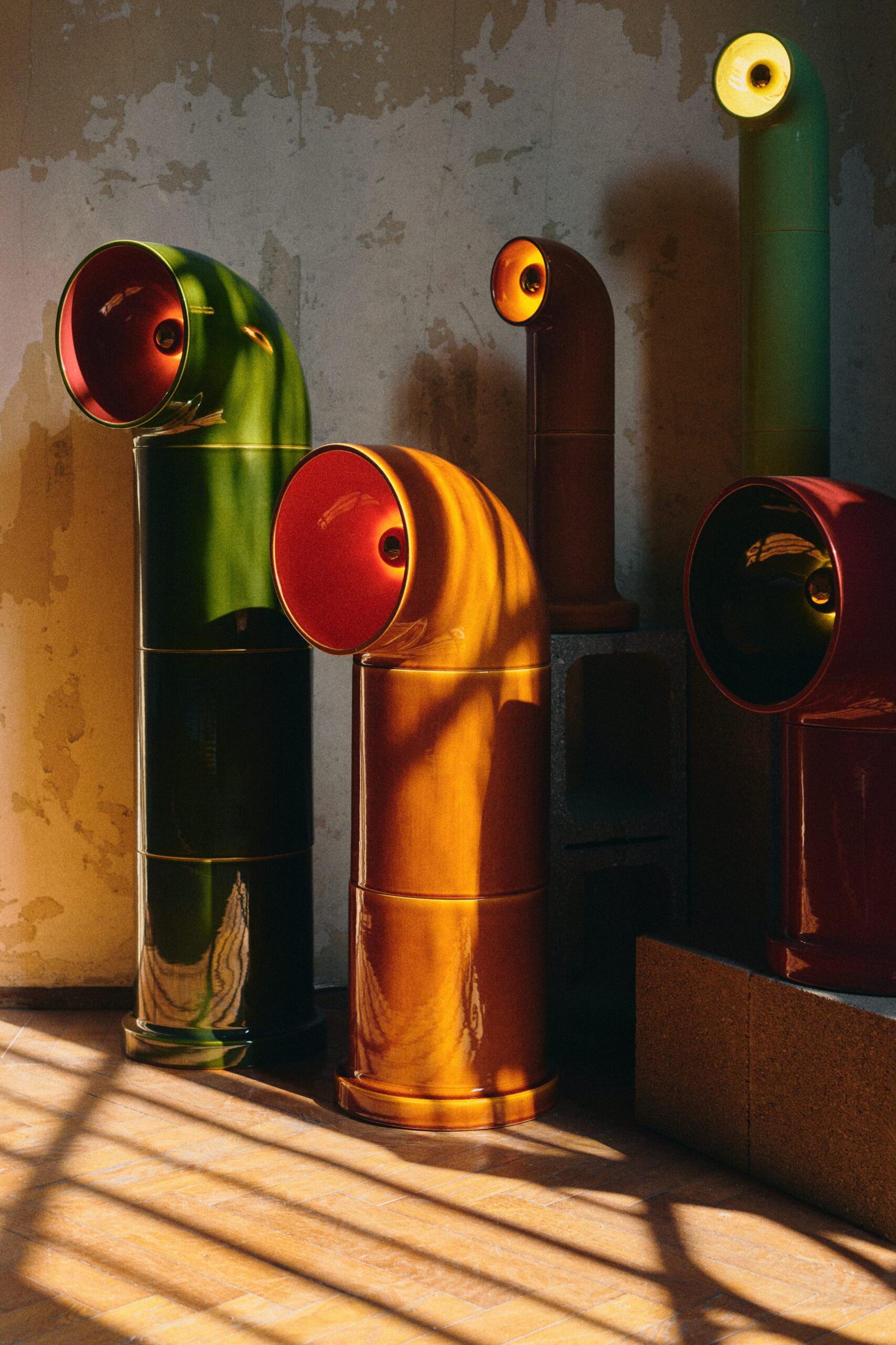 Close view of the OP modular ceramic lighting collection by Pani Jurek. Handcrafted white clay modules create different proportions while light transforms the perception of colour and glazed ceramic surfaces.