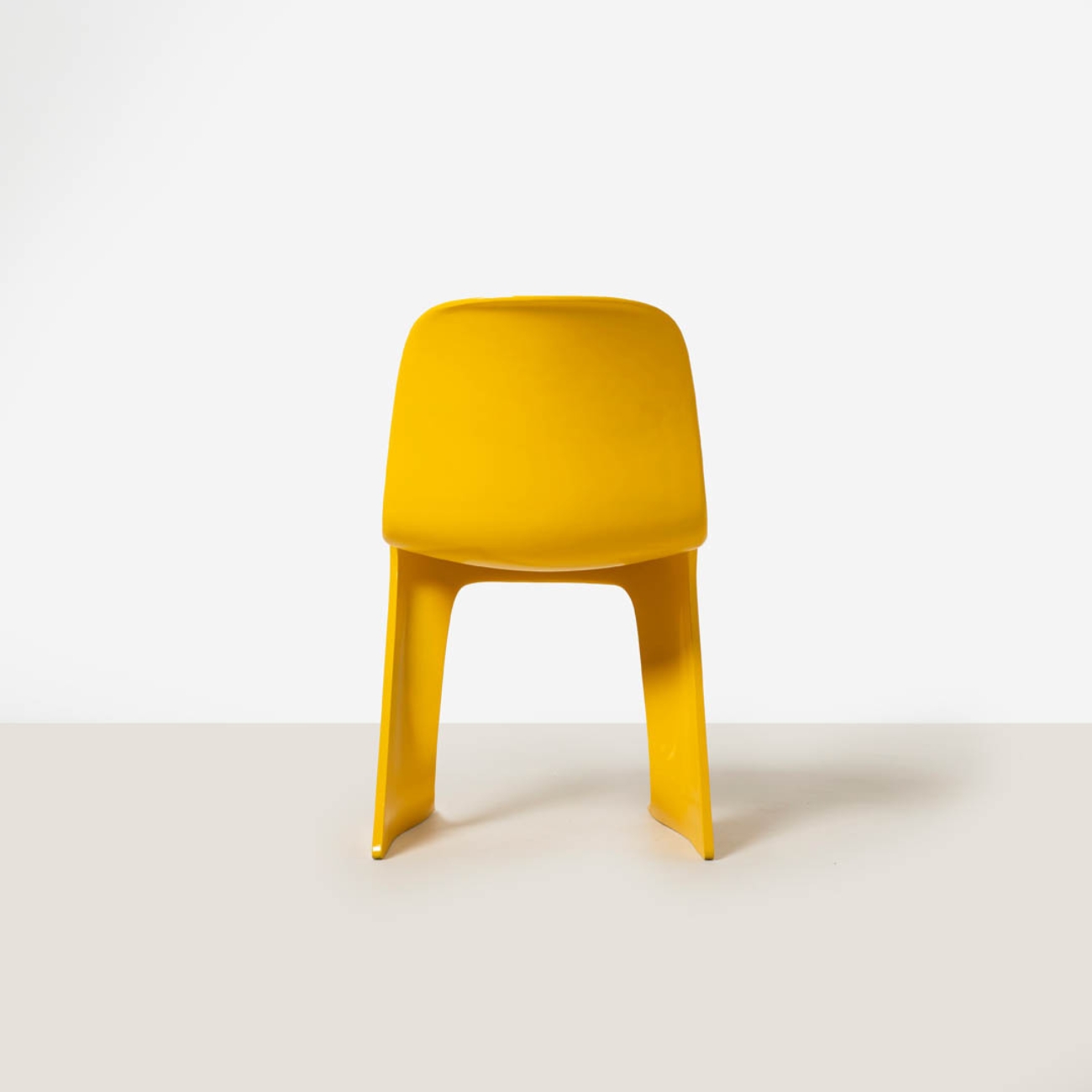 Front view of a single Z-Stuhl chair showing the proportions of the seat and backrest.