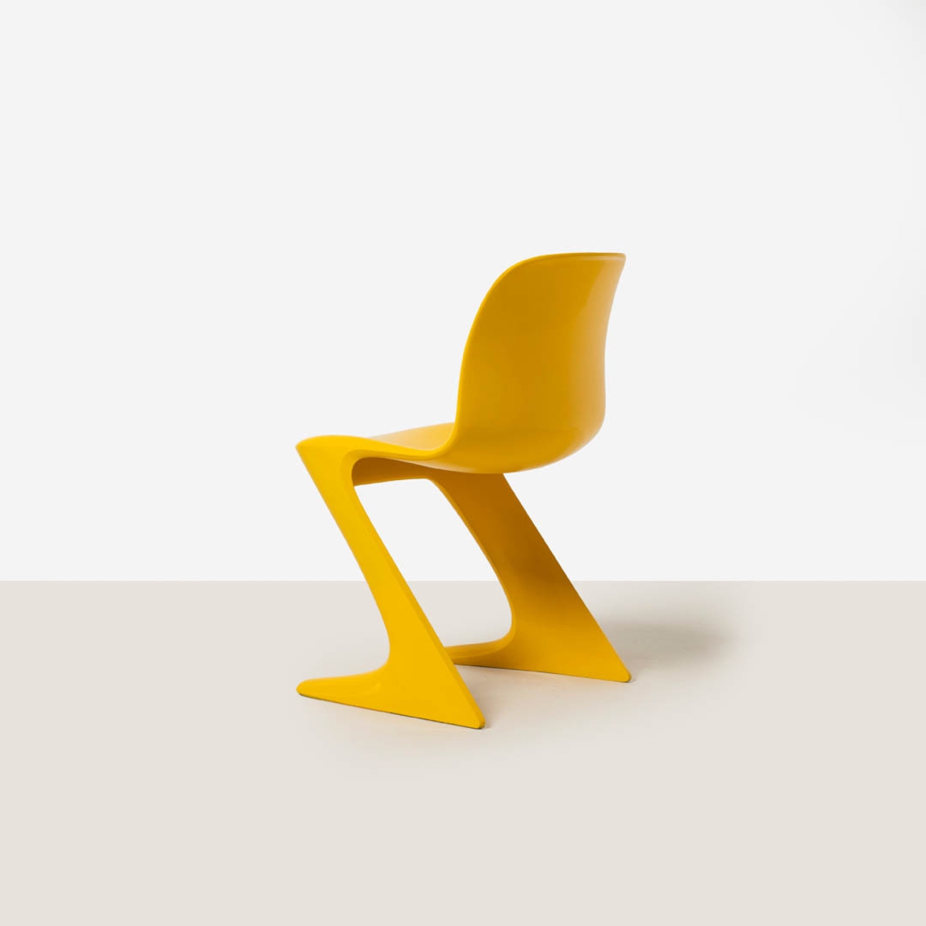 Rear three-quarter view of a Z-Stuhl chair highlighting the integrated backrest and supporting structure.