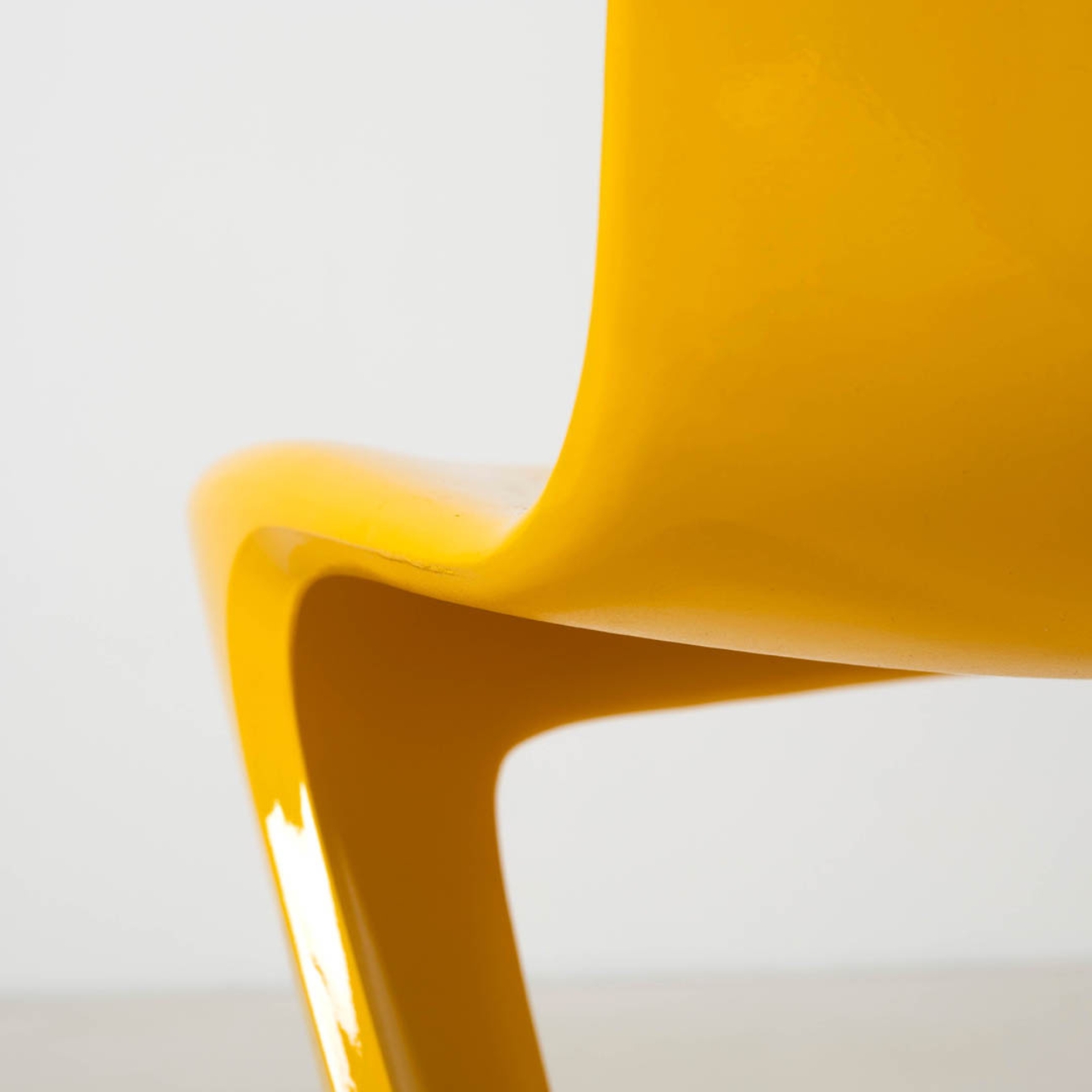Detail of the transition between the seat and backrest of a Z-Stuhl chair highlighting the molded fiberglass surface.