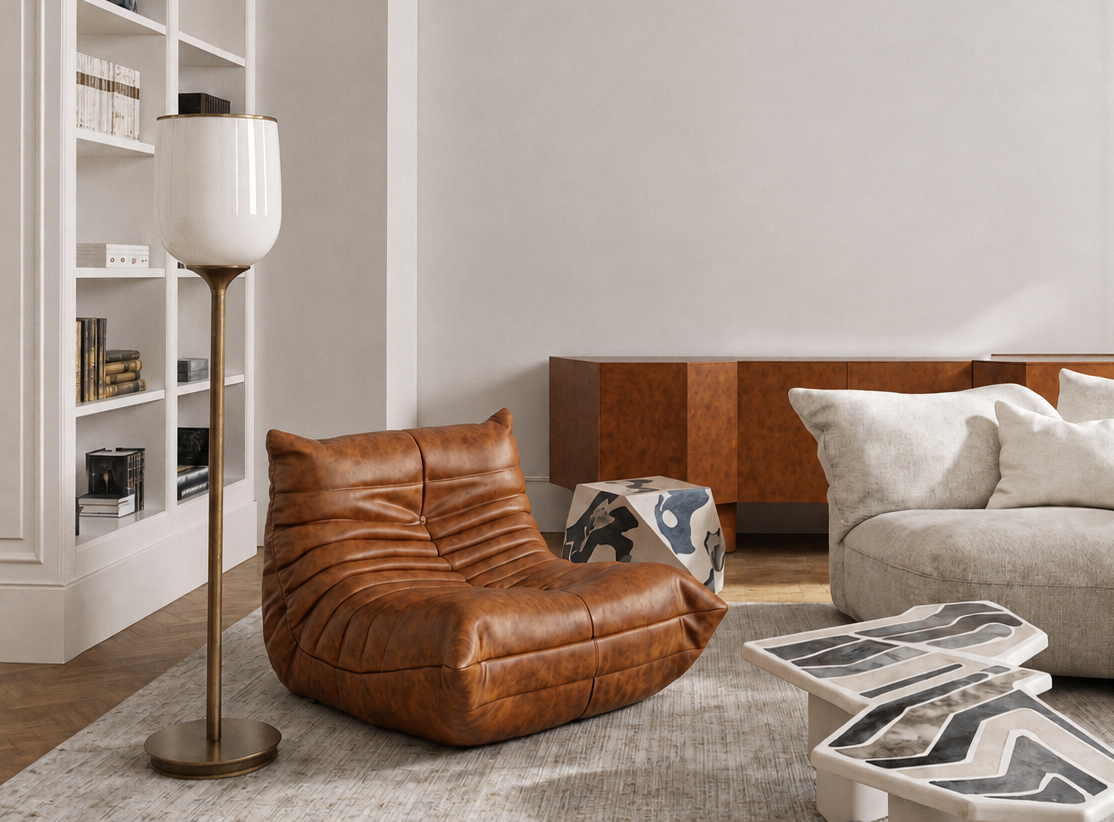 Fotel Togo w camelowej skórze, proj. Michel Ducaroy dla Ligne Roset, francuski design vintage z lat 70. we współczesnym wnętrzu