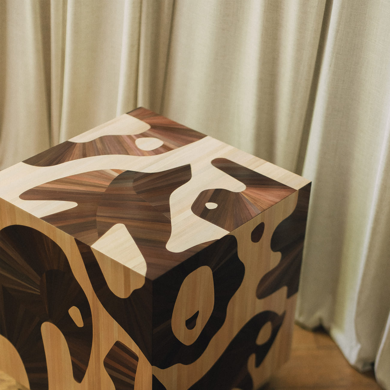 Stolik pomocniczy TOTEM RUDA Studio, ręczna intarsja ze słomy żytniej, ukraiński collectible design, 2026