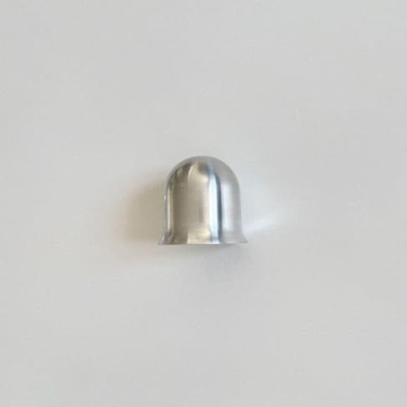 Kinkiet Convallaria z polerowanego aluminium, pokazany z przodu na jasnym tle.