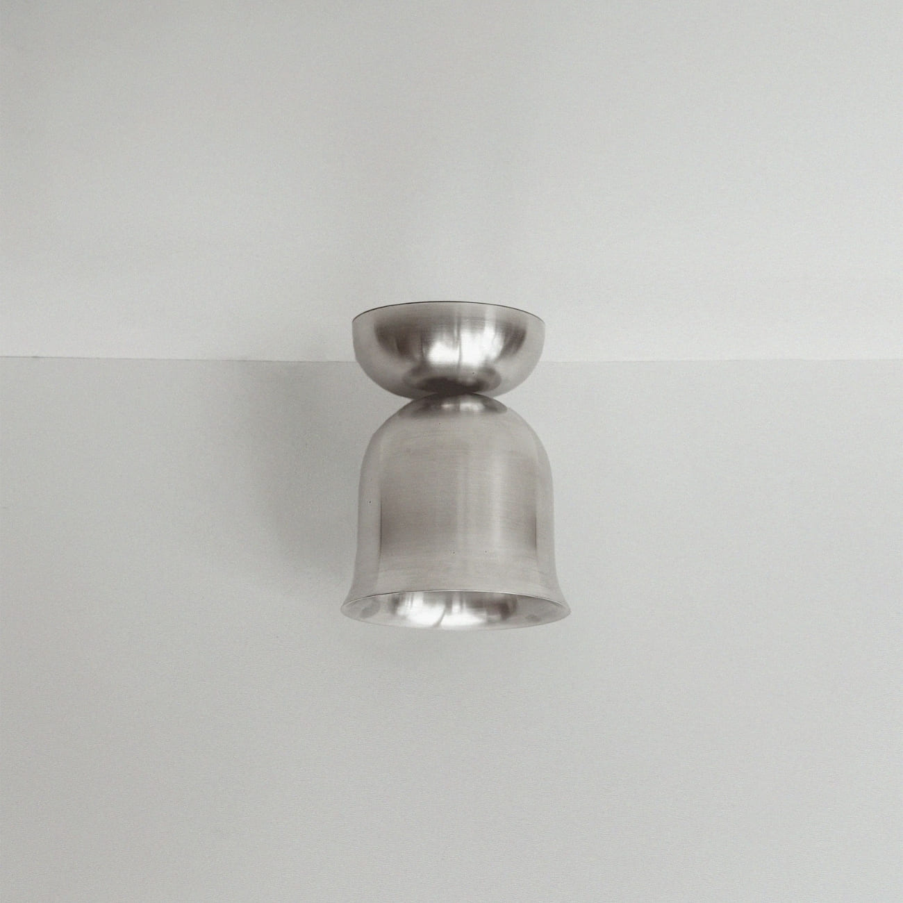 Lampa sufitowa Convallaria w polerowanym aluminium, pokazana od frontu.