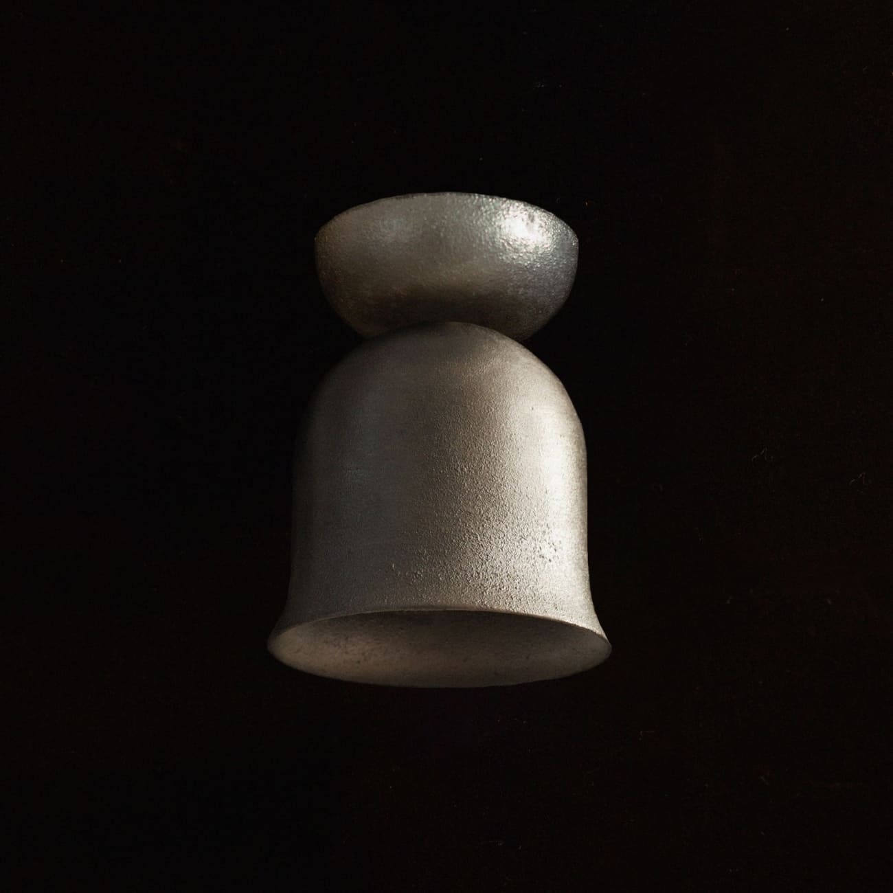 Lampa sufitowa Convallaria z niepolerowanego aluminium, fotografowana przy wyłączonym świetle.