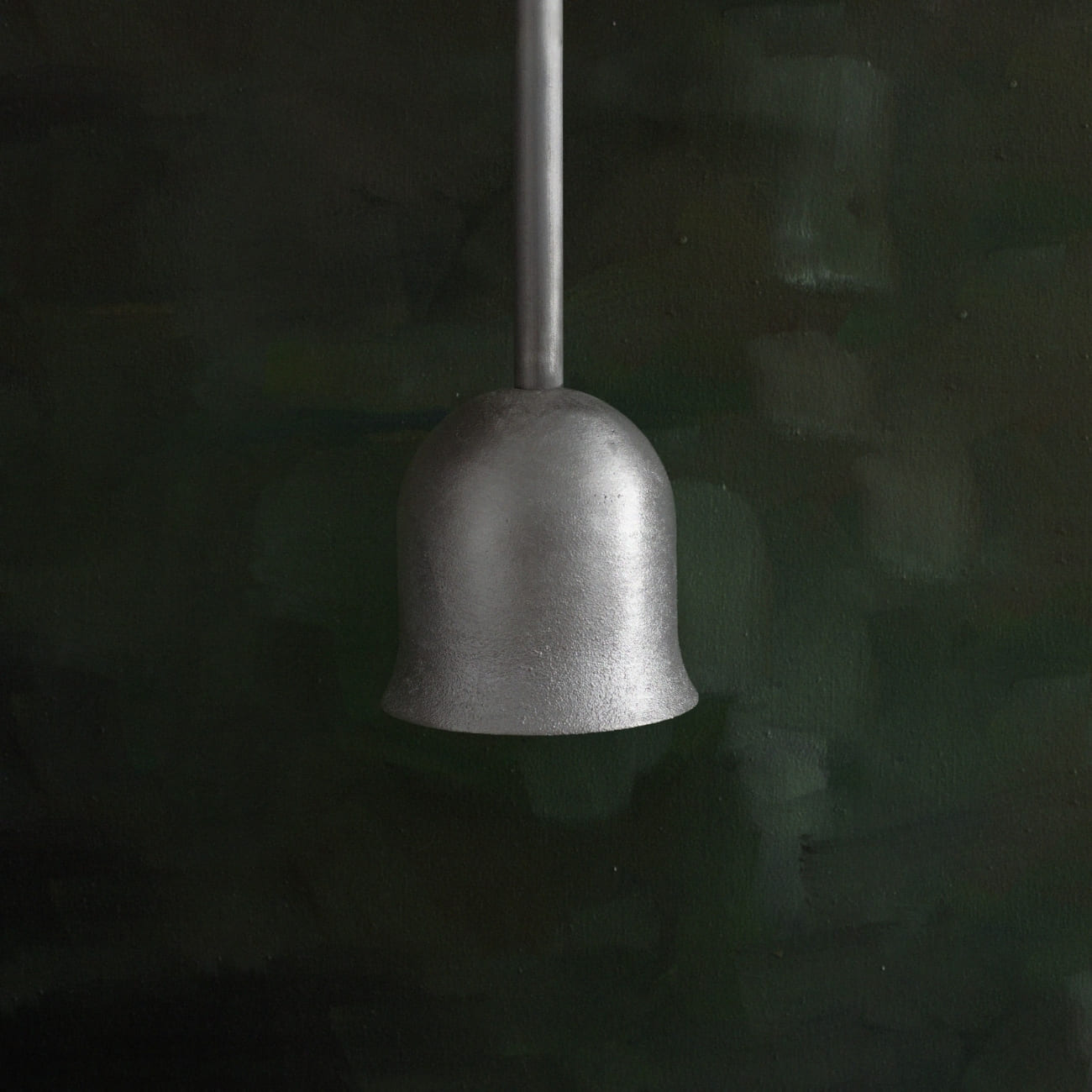 Zbliżenie korpusu lampy wiszącej Convallaria na ciemnym tle.