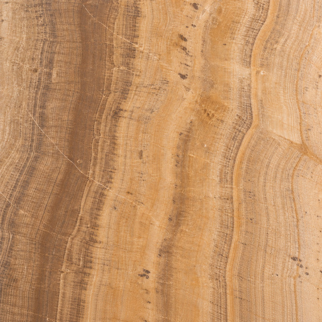 Serpeggiante Marble, beżowy kamień naturalny z warstwowym użyleniem