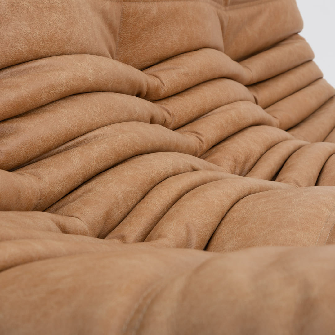 Togo vintage w jasnobrązowej skórze, detal fałdowanej tapicerki, Michel Ducaroy, Ligne Roset