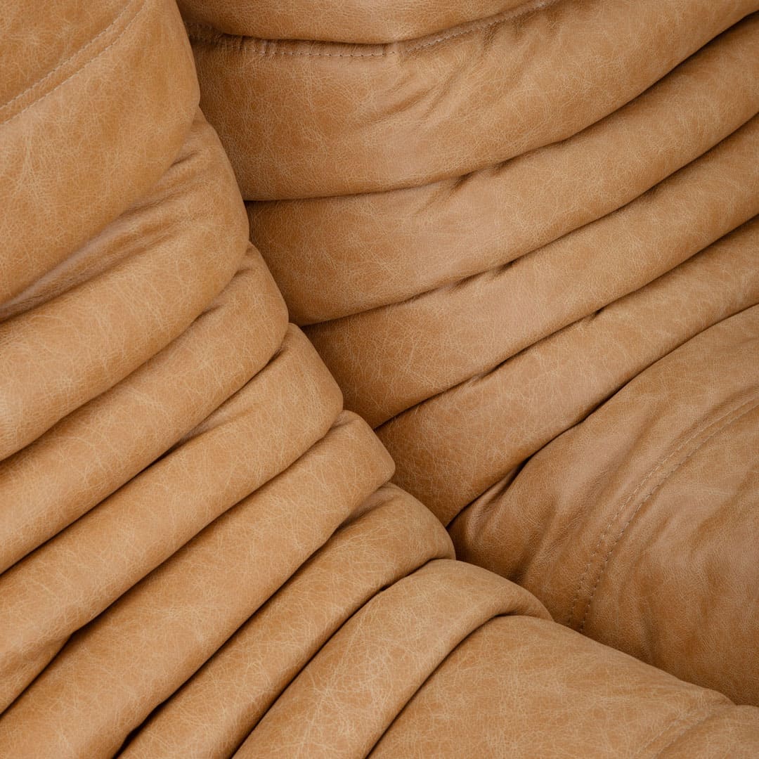 Togo vintage tan leather, detal narożnego siedziska i fałd skóry, Michel Ducaroy, Ligne Roset