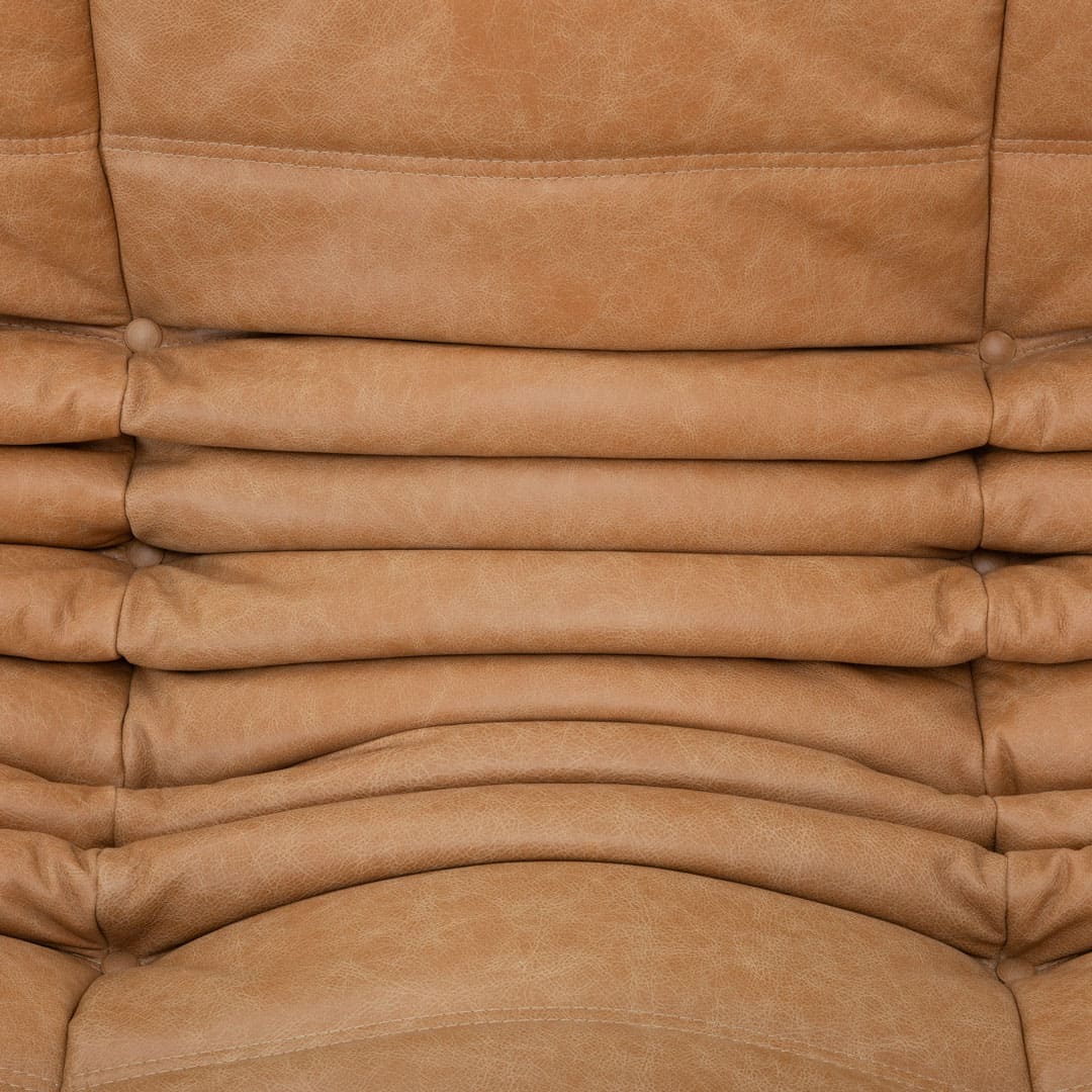 Togo vintage w jasnobrązowej skórze, detal pikowanego siedziska, Michel Ducaroy, Ligne Roset