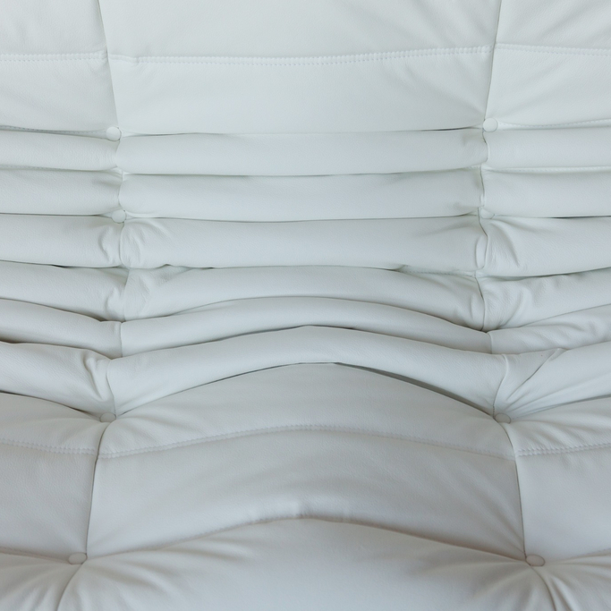 Pikowana biała skóra Togo vintage, detal siedziska Michel Ducaroy dla Ligne Roset