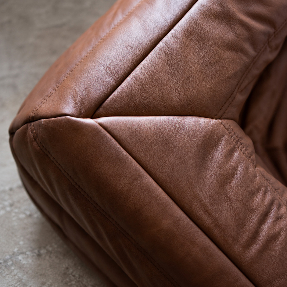 Detal naturalnej patyny brązowej skóry Togo vintage, Michel Ducaroy dla Ligne Roset