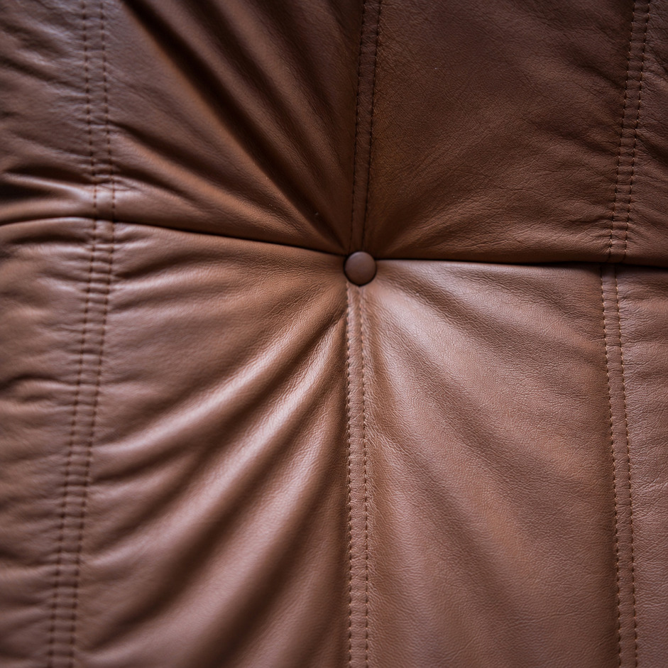 Detal pikowanej brązowej skóry Togo vintage, Michel Ducaroy dla Ligne Roset